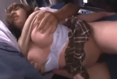 Грудастую студентку вытрахали в автобусе и довели до сквирта