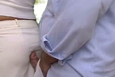 Старый мужик достал член в метро и потёрся о блондинку в юбке