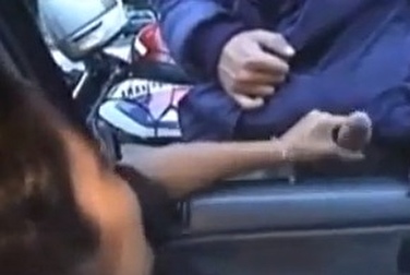 Девушки публично дрочат парням — большая подборка