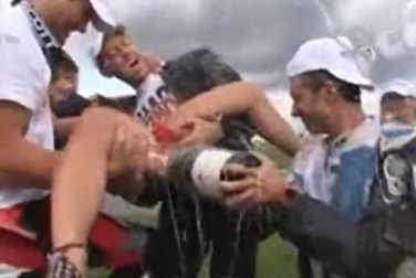 Залил девушке шампанское в пизду и выпил